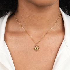 Collar de oro con colgante floral. - Raúl & Sara Madrid