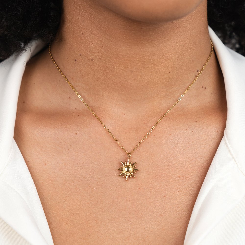 Collar de oro con colgante floral. - Raúl & Sara Madrid