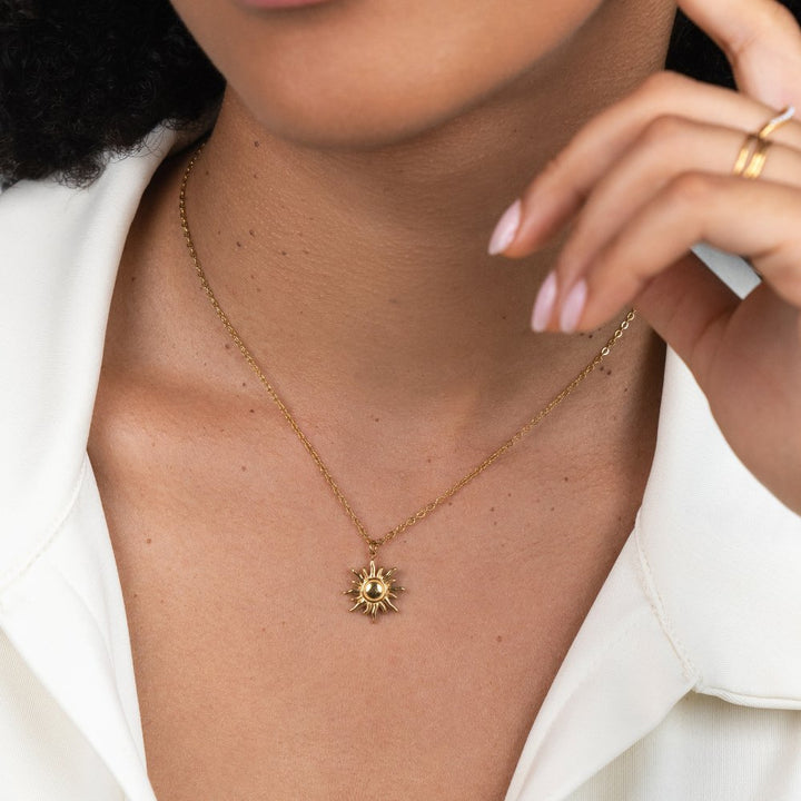 Ronja – Collana dorata con pendente a forma di fiore