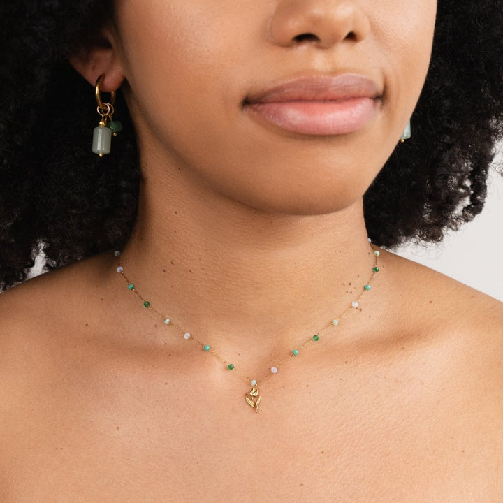 Loreta – Collana dorata con elementi strutturati