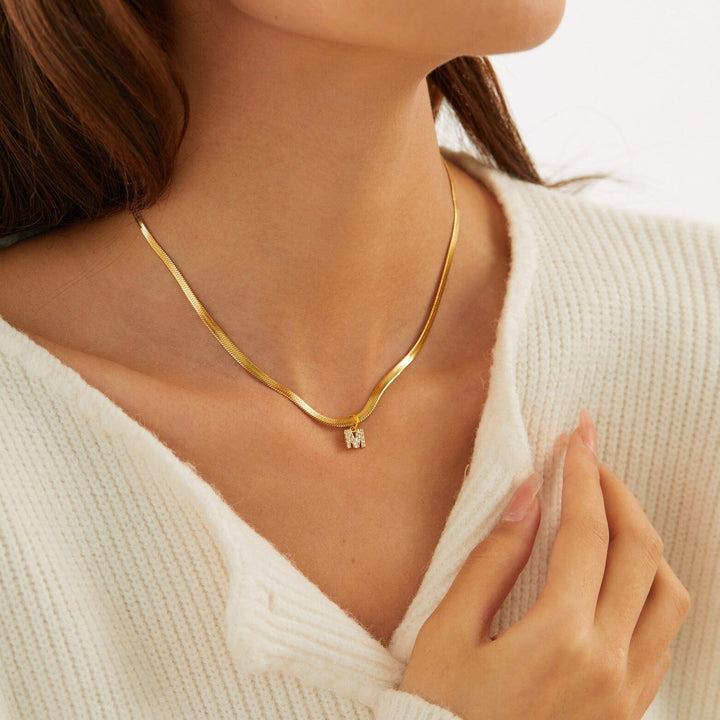 Eva – Collar dorado con colgante de letra inicial