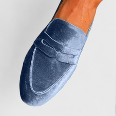 Zapatos Mocasines de Terciopelo Azul con Detalles de Patchwork y Punta Redonda - Raúl & Sara Madrid