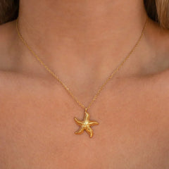 Collar dorado con colgante en forma de estrella - Raúl & Sara Madrid