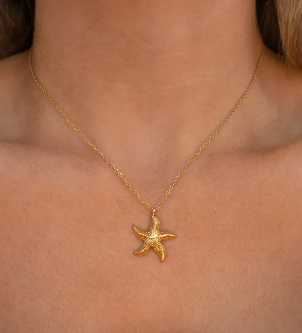 Collar dorado con colgante en forma de estrella - Raúl & Sara Madrid