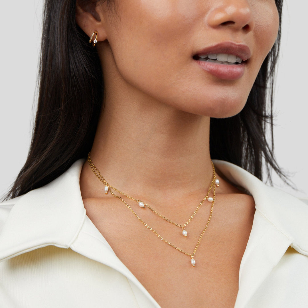 Tanja – Collar de capas dorado con diseño de malla contemporánea.