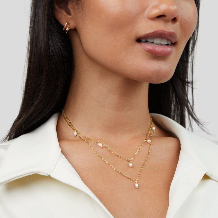 Tanja – Collar de capas dorado con diseño de malla contemporánea.