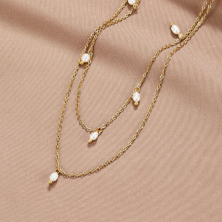 Tanja – Collar de capas dorado con diseño de malla contemporánea.