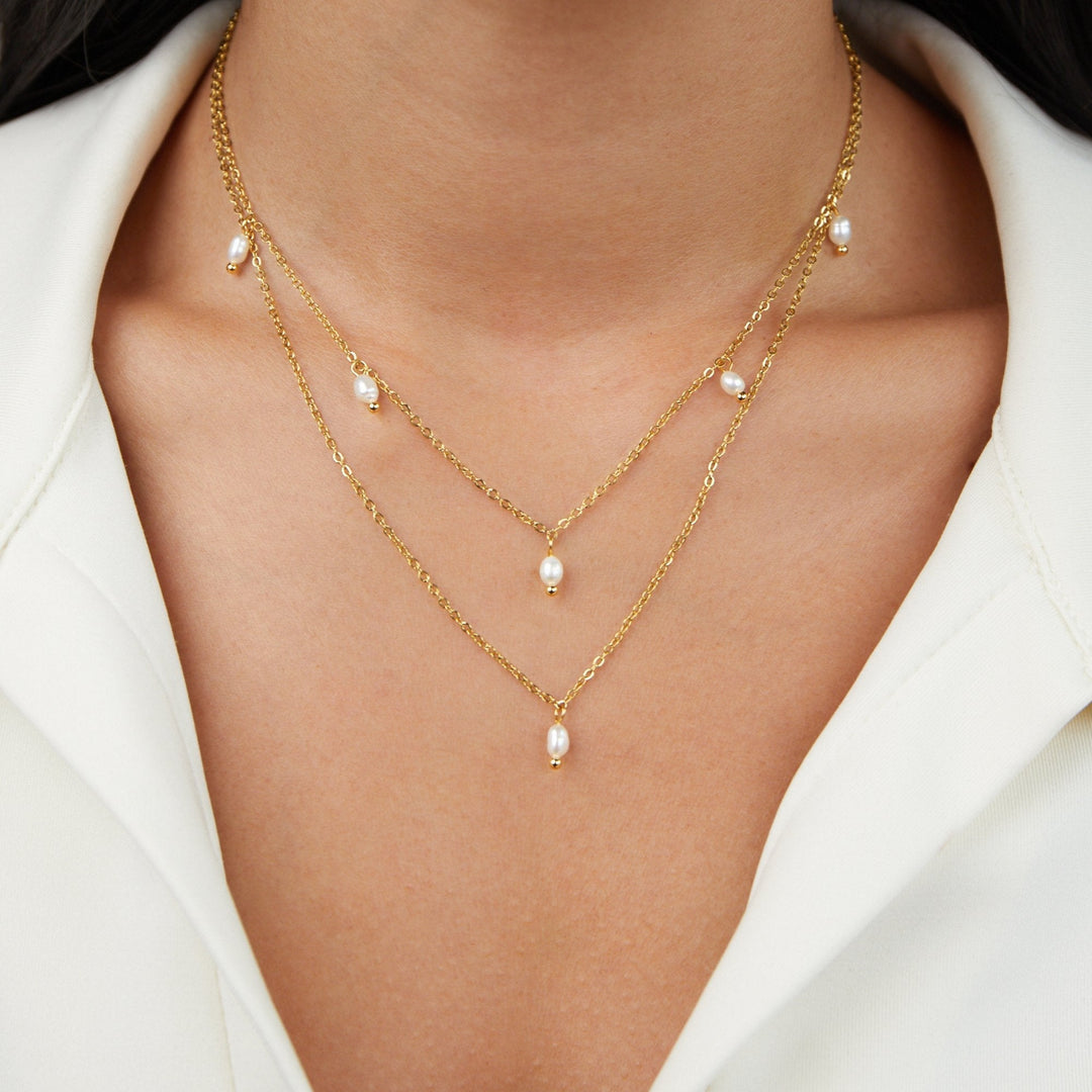 Tanja – Collar de capas dorado con diseño de malla contemporánea.