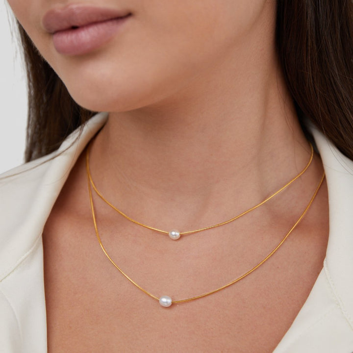 Sabina – Doble Capa de Collar Dorado con Piedra Oscura