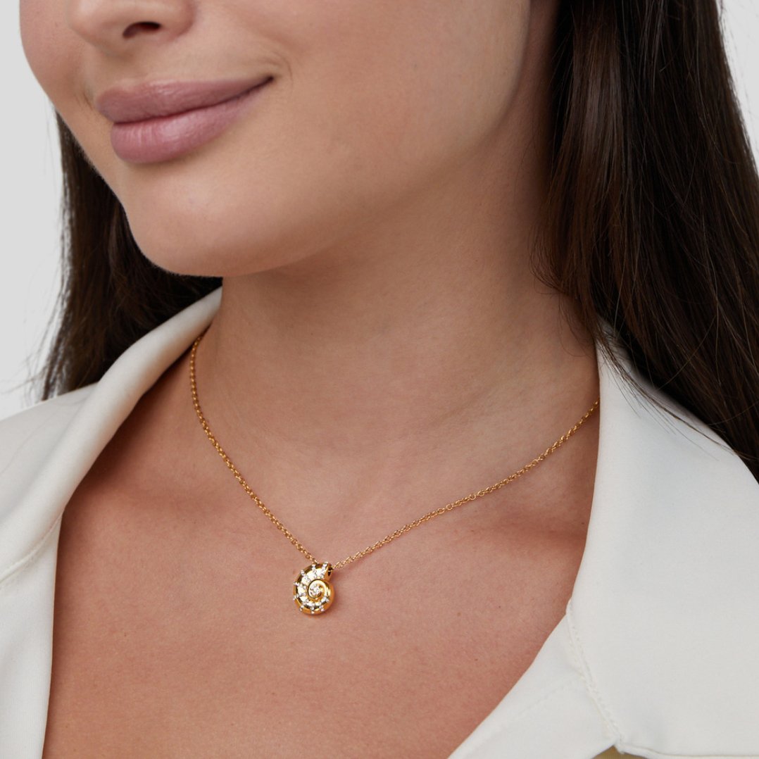 Collar dorado en forma de corazón - Raúl & Sara Madrid