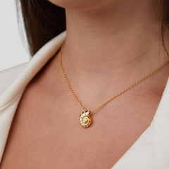 Collar dorado en forma de corazón - Raúl & Sara Madrid