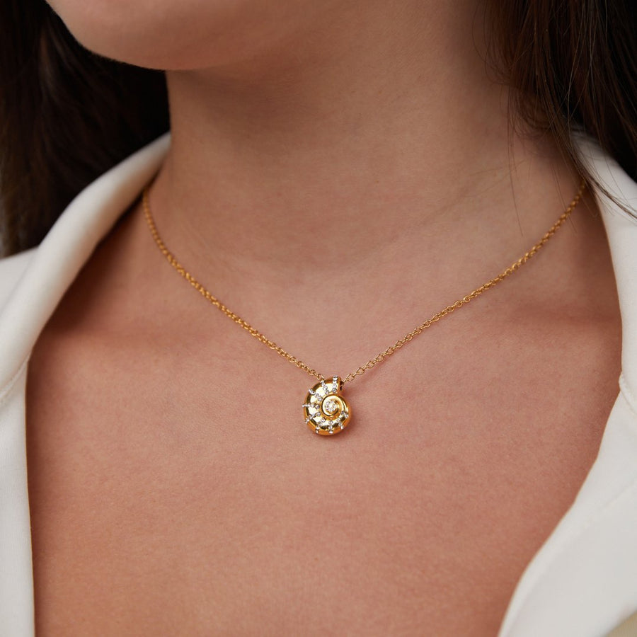 Collar dorado en forma de corazón - Raúl & Sara Madrid