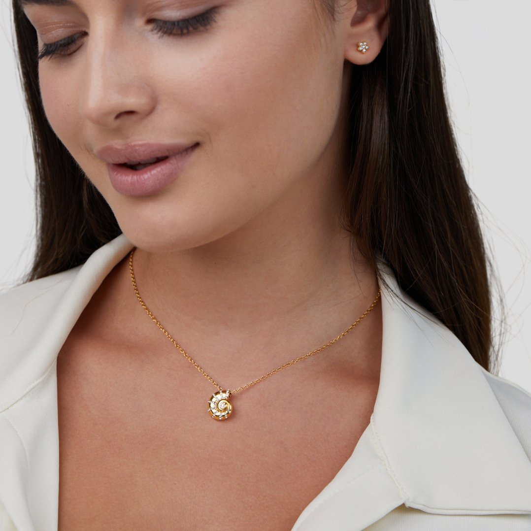Collar dorado en forma de corazón - Raúl & Sara Madrid