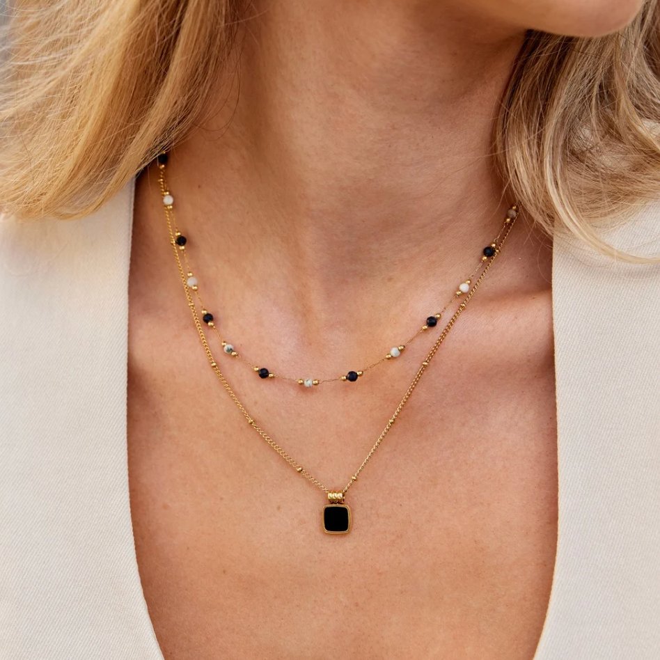 Selina - Collar de oro con gema oscura.