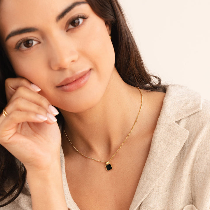 Selina - Collar de oro con gema oscura.