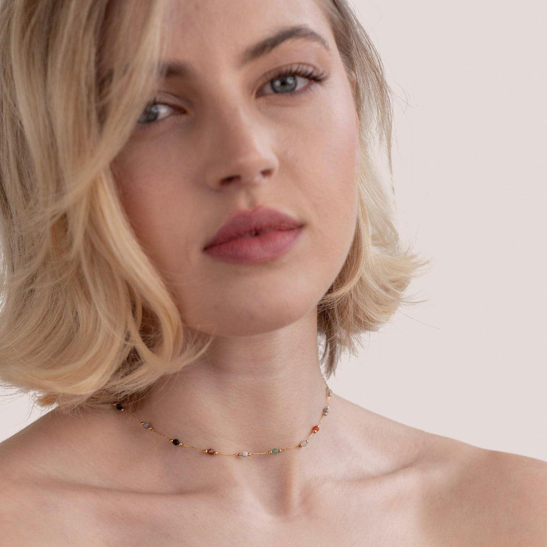 Gertruda – Collar dorado con acentos vibrantes