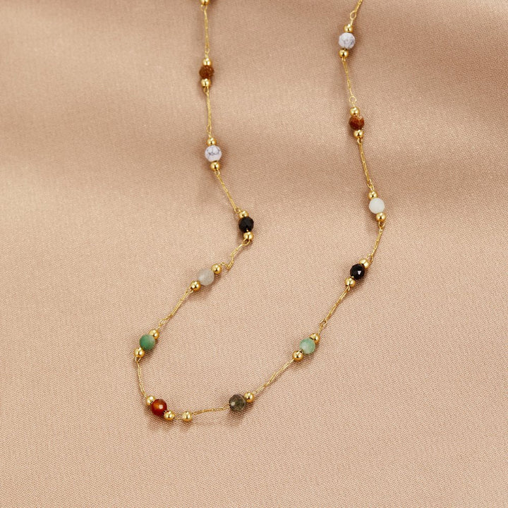 Gertruda – Collar dorado con acentos vibrantes