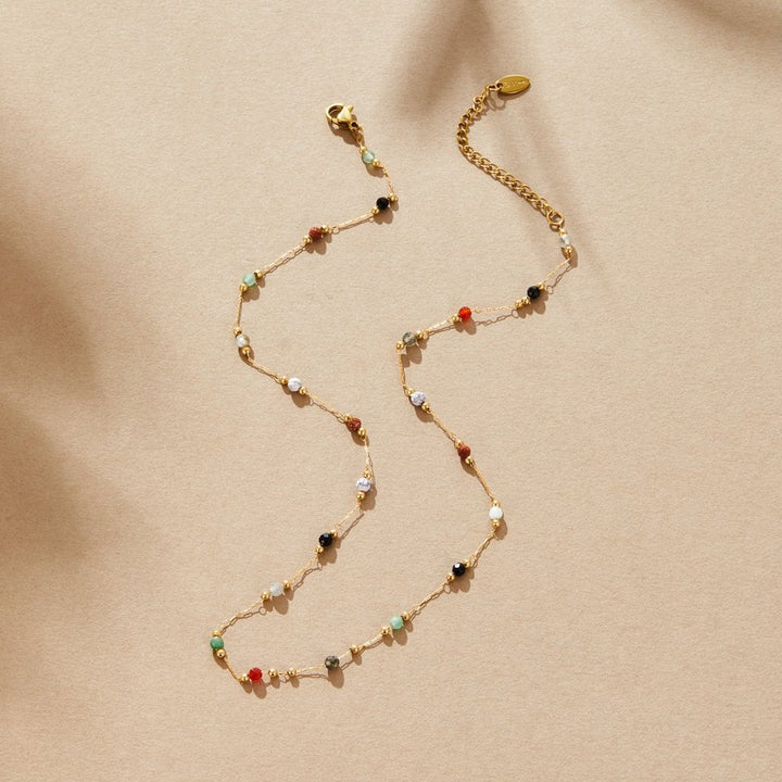 Gertruda – Collar dorado con acentos vibrantes