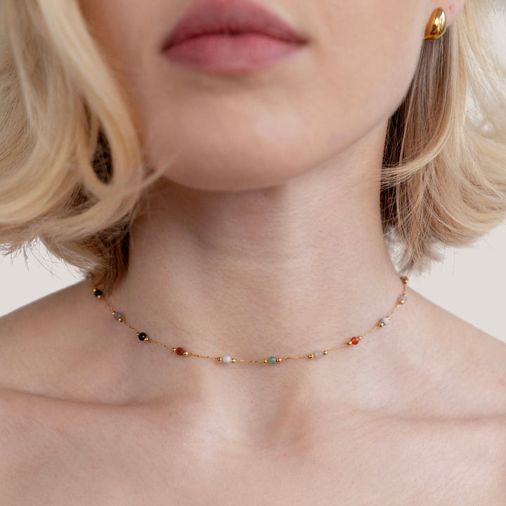 Gertruda – Collar dorado con acentos vibrantes