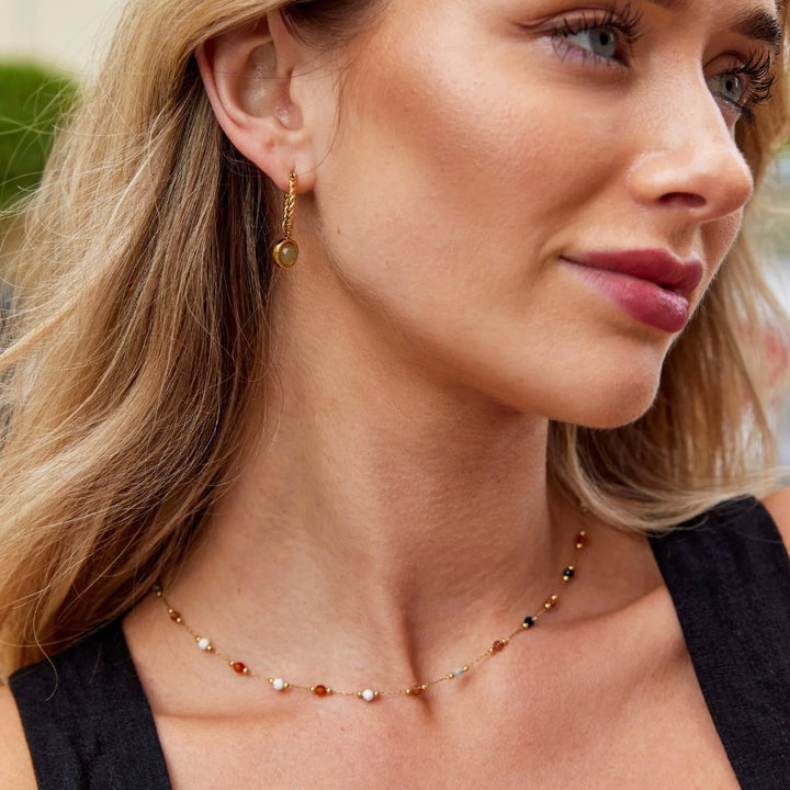 Gertruda – Collar dorado con acentos vibrantes