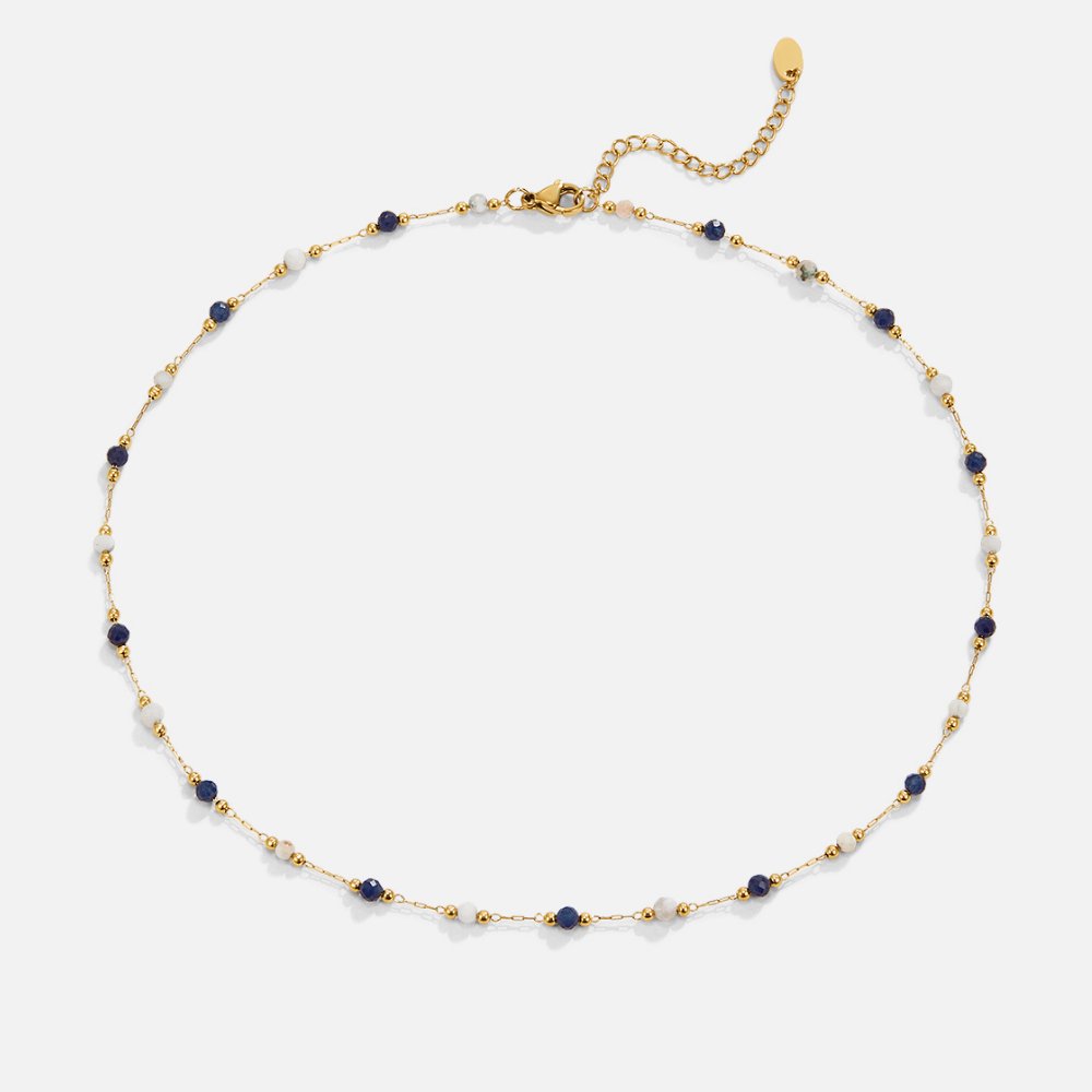 Tereza – Collar Elegante con Sutiles Detalles en Blanco y Negro