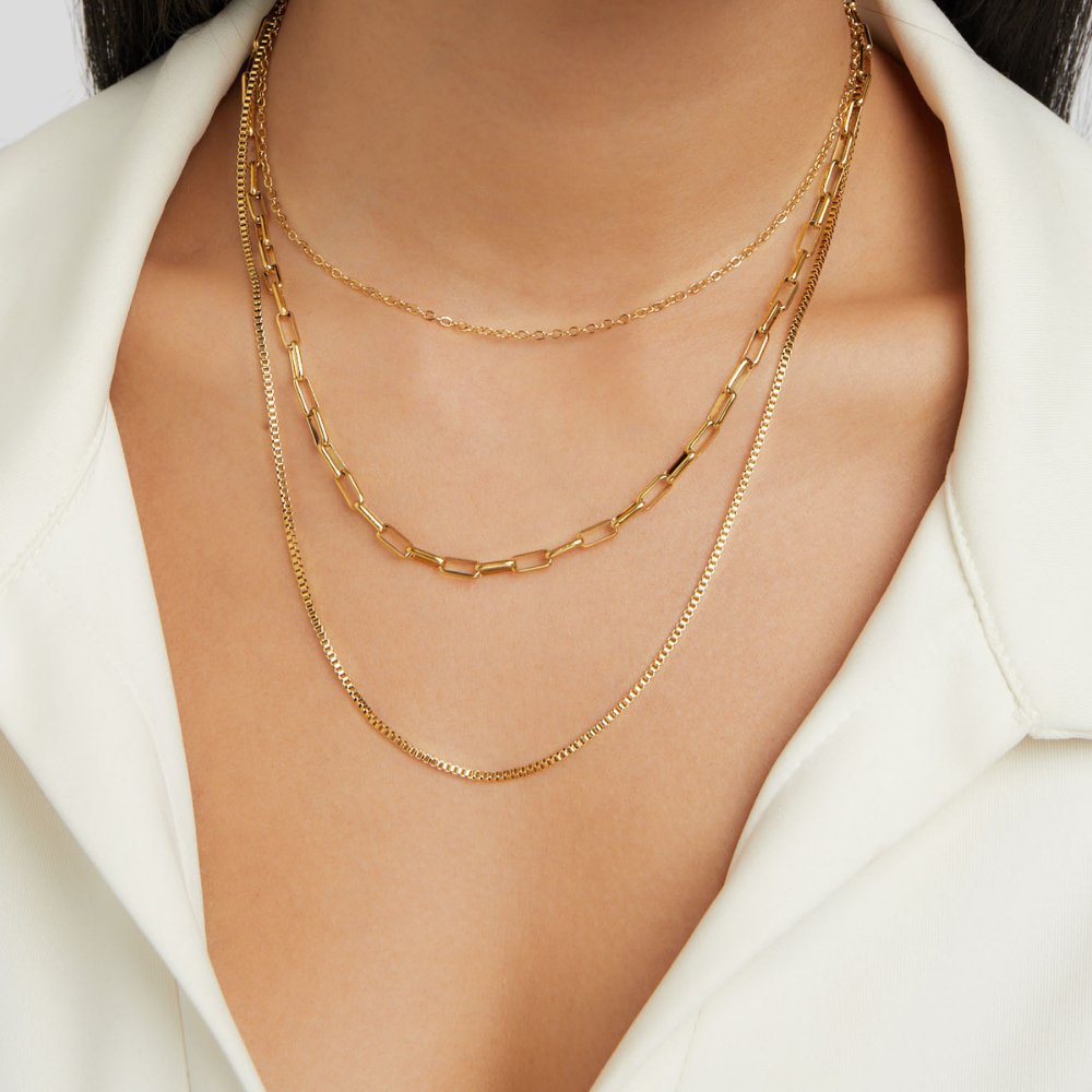 Amélie – Doble collar dorado con diseño estructurado