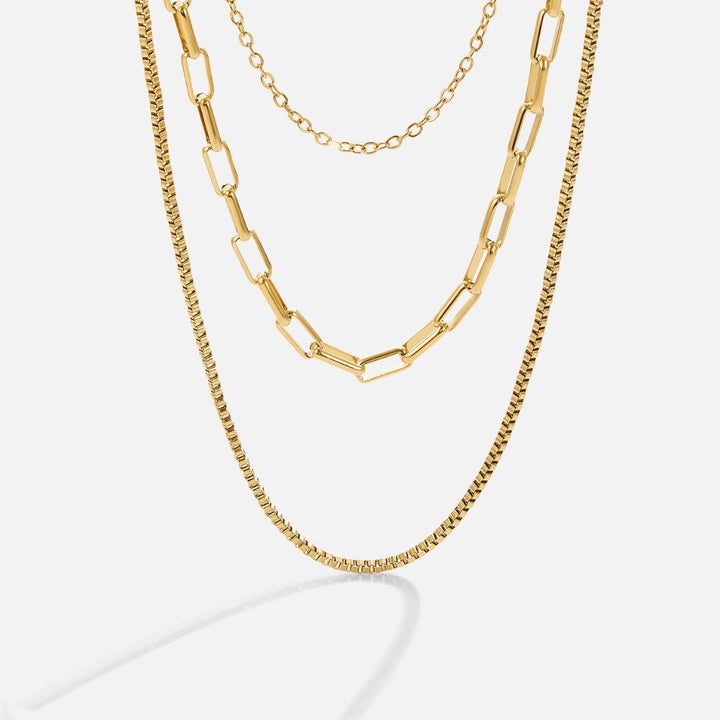 Josefína – Collar de oro de tres niveles con delicados eslabones.