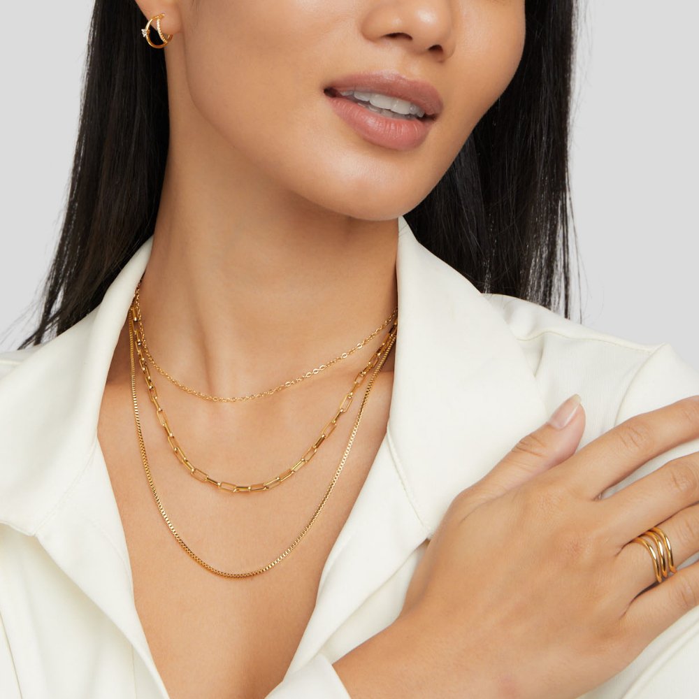Josefína – Collar de oro de tres niveles con delicados eslabones.