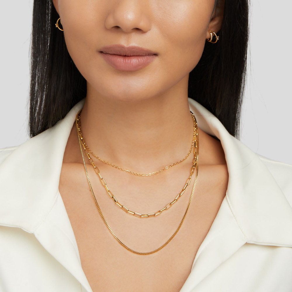 Josefína – Collar de oro de tres niveles con delicados eslabones.