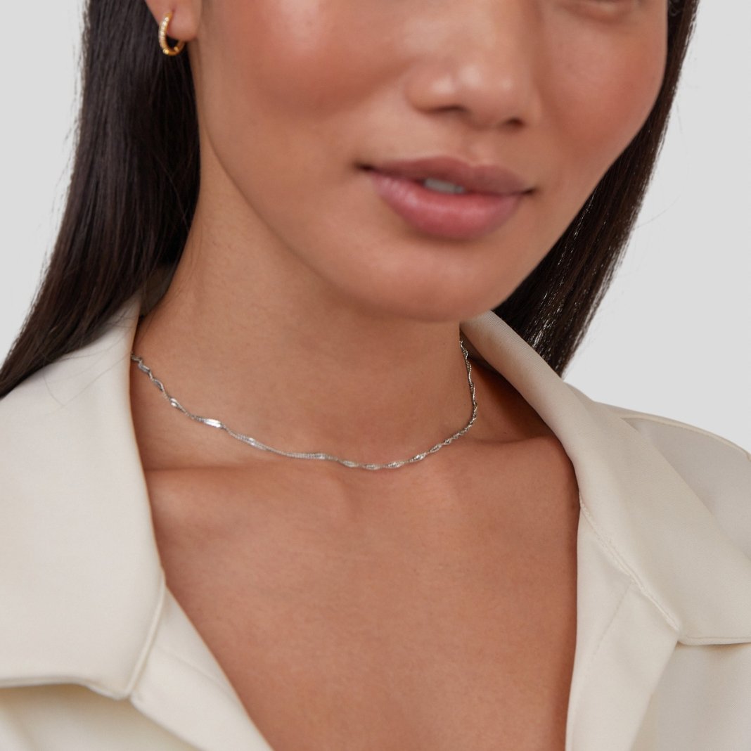 Collar dorado con colgante y perla - Raúl & Sara Madrid