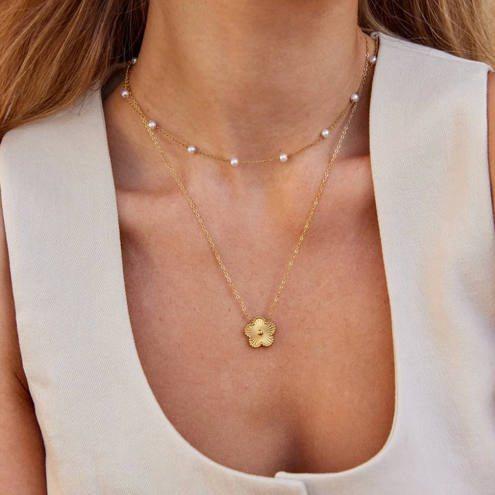 Klara – Doble collar dorado con detalles de perlas