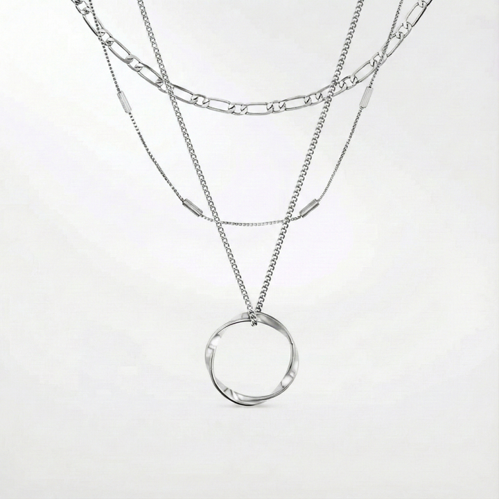 Collar de tres hilos con diseño abierto