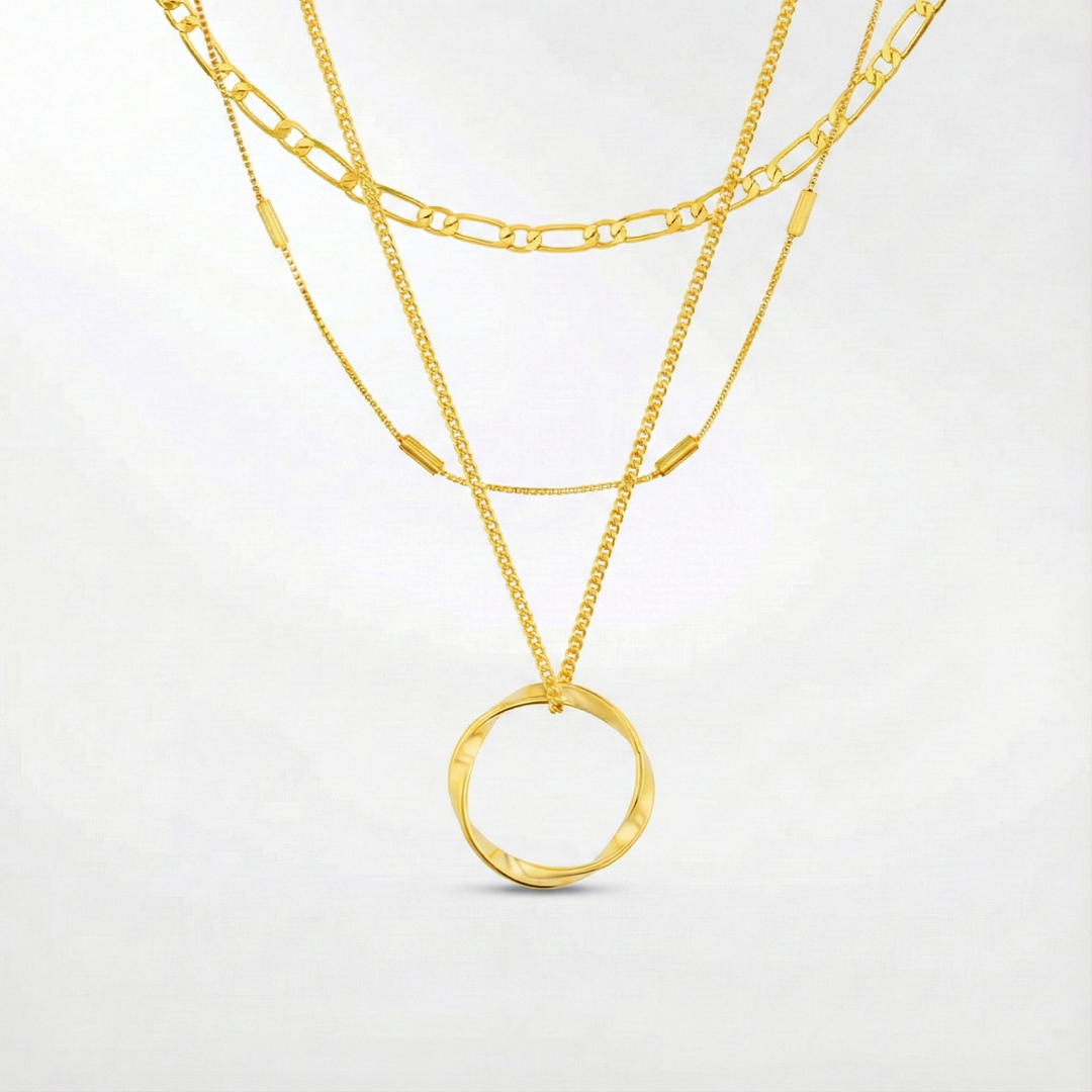 Collar de tres hilos con diseño abierto