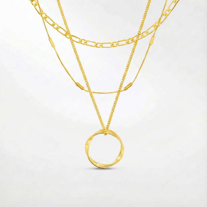 Collar de tres hilos con diseño abierto
