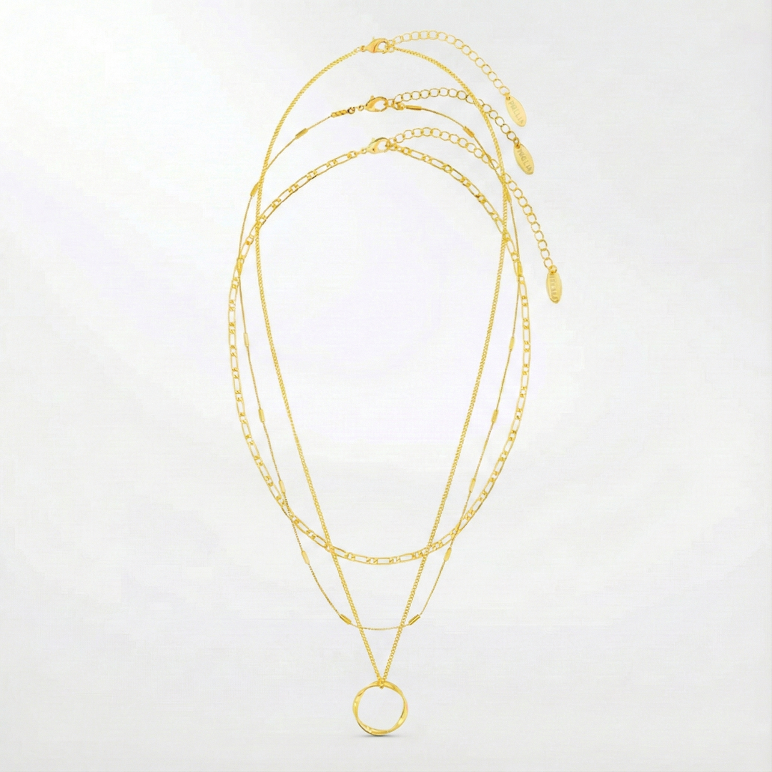 Collar de tres hilos con diseño abierto