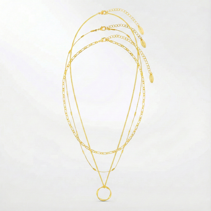 Collar de tres hilos con diseño abierto