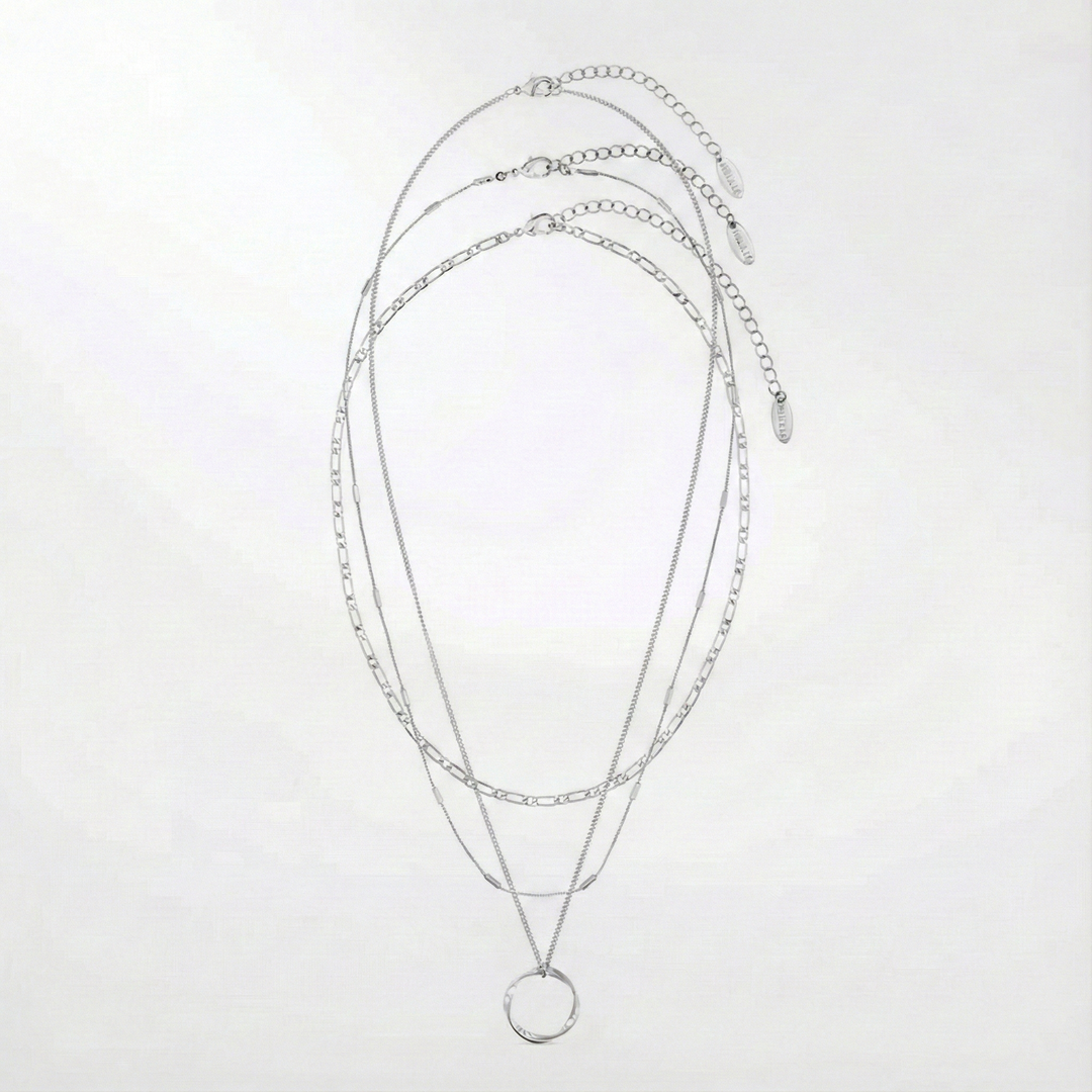 Collar de tres hilos con diseño abierto