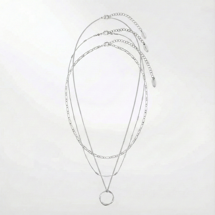 Collar de tres hilos con diseño abierto