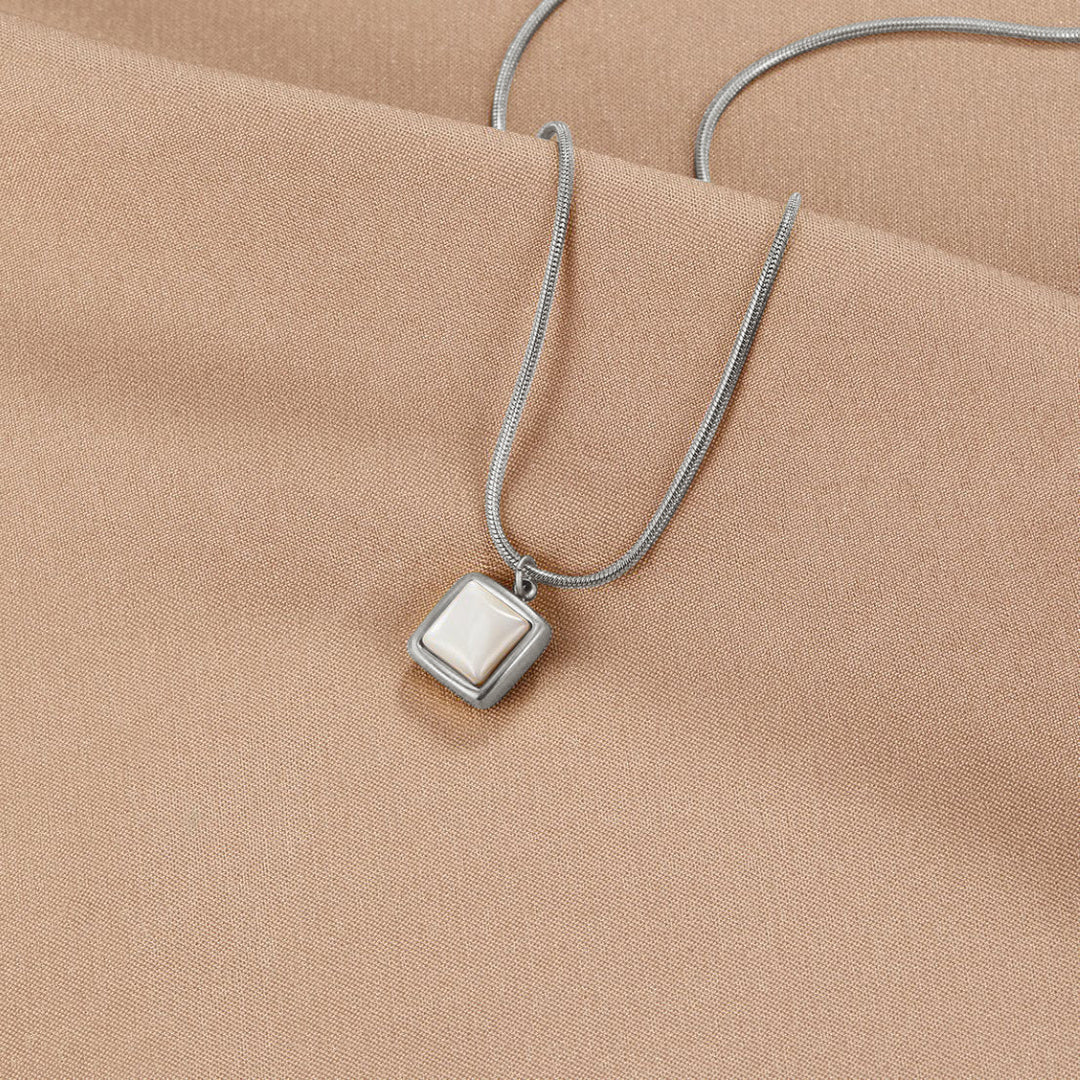 Silvie – Collana dorata con piccole placchette