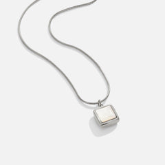 Collar dorado con pequeñas placas - Raúl & Sara Madrid