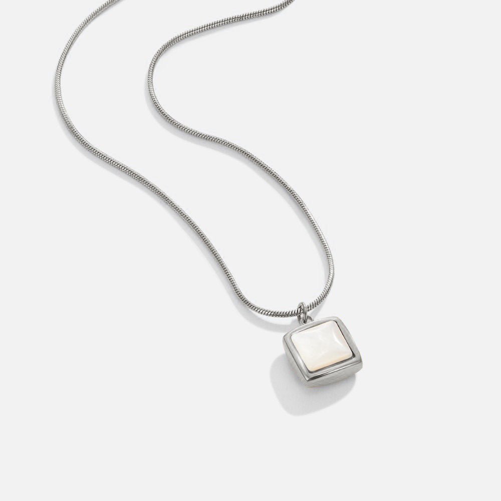 Collar dorado con pequeñas placas - Raúl & Sara Madrid