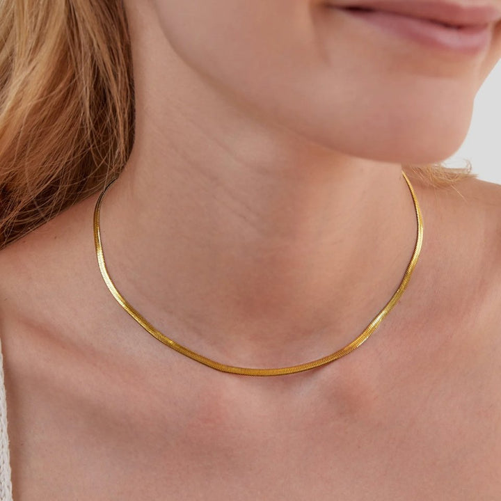 Elisa-Marie – Collar de oro con un diseño delicadamente curvado.
