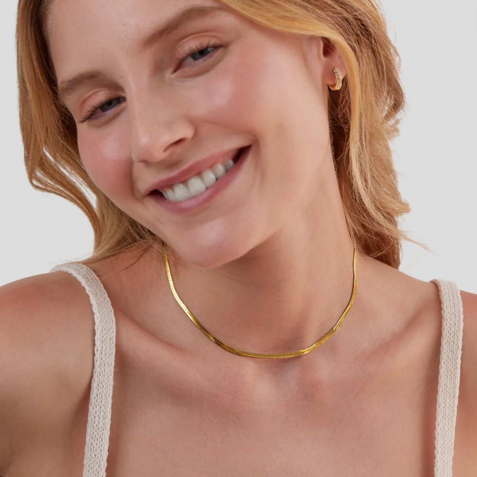 Luzia – Collana dorata a serpente con elegante brillantezza