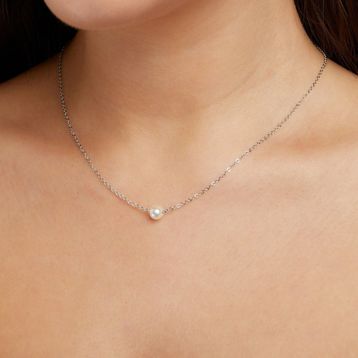 Klára – Collar de oro con colgante circular.