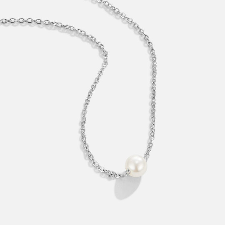 Klára – Collar de oro con colgante circular.