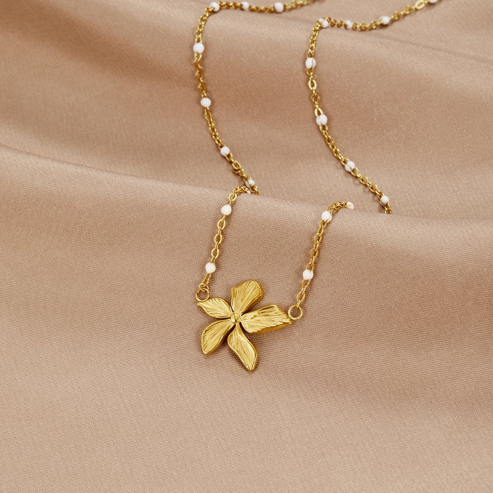 Ronja – Collar dorado con elegante diseño de corazón