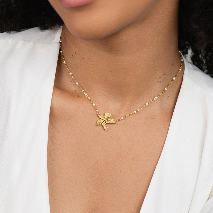 Felicia – Collar dorado con colgante en forma ovalada