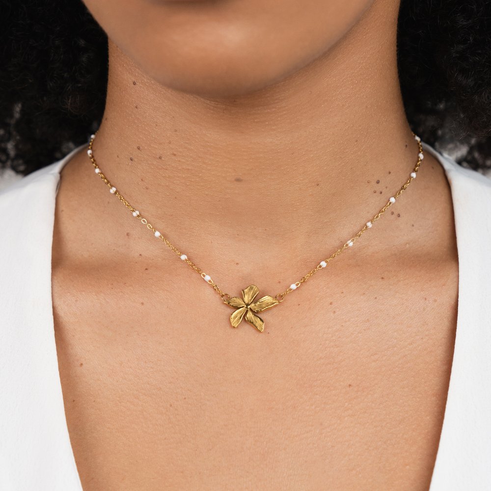 Ronja – Collar dorado con elegante diseño de corazón