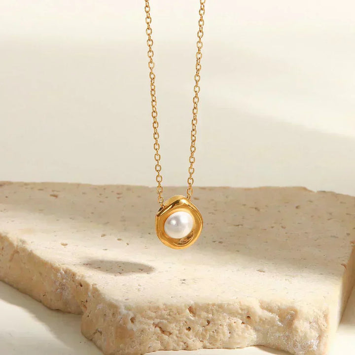 Melina – Collar dorado con medallón en forma ovalada