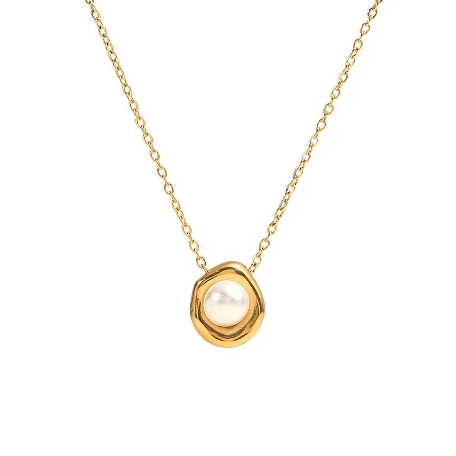 Melina – Collar dorado con medallón en forma ovalada